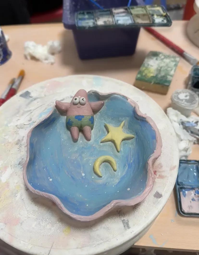 老板说我的派大星会烤炸
陶艺DIY这么脆弱的吗?老板看了我的作品直言烤的过程中会