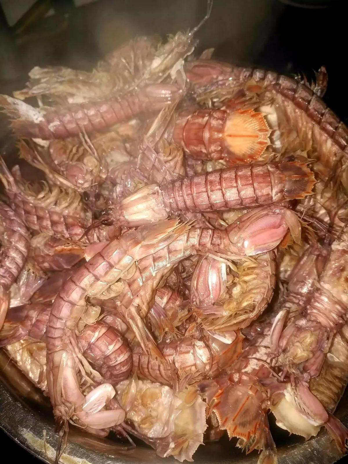 今年的虾爬子要比往年提前了半个月，肉也要比往年肥美很多，因为今年渤海水温升高了1