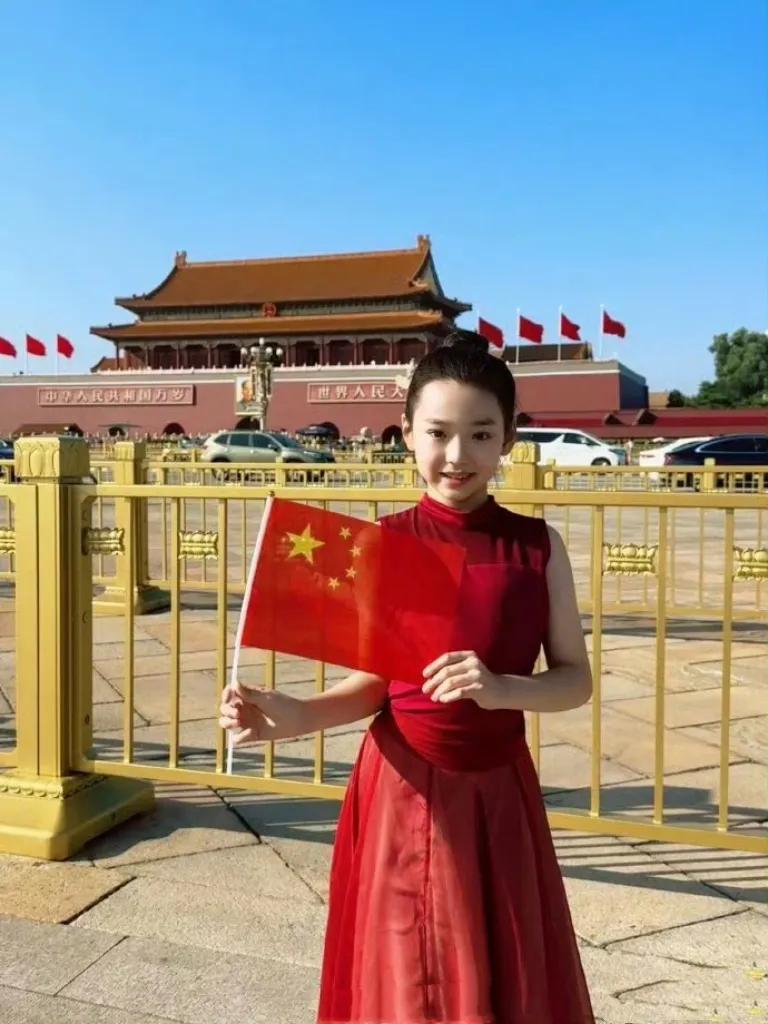 小酒窝红裙起舞献礼祖国！孩子眼中的光，为何如此动人？
没想到，今天刷屏的不是明星