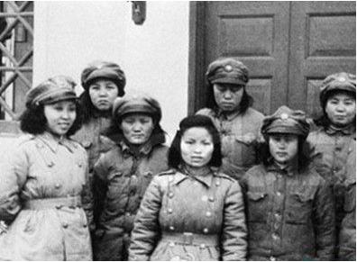 1942年，7名女译电员被日军包围，兽性大发的鬼子见她们年轻貌美，正要上前侮辱。