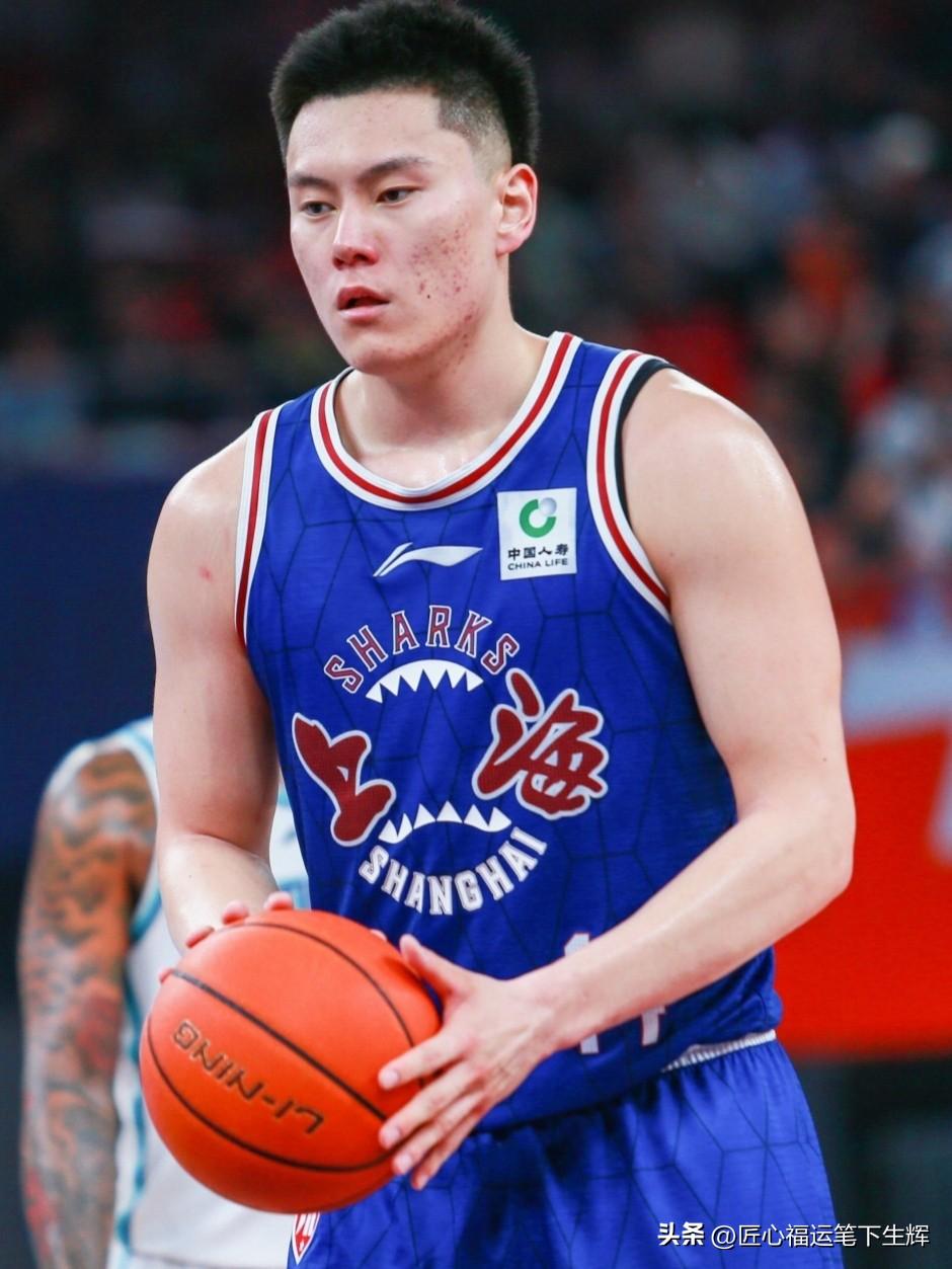 三年顶薪锁定！李弘权留守上海男篮
24岁国产强力锋线正式续约上海，三年顶薪实至名