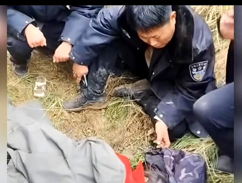 这样处理是完全正确的！
哪怕地上再凉再冷也不能抱起来，可以在身上加盖衣服。
万一