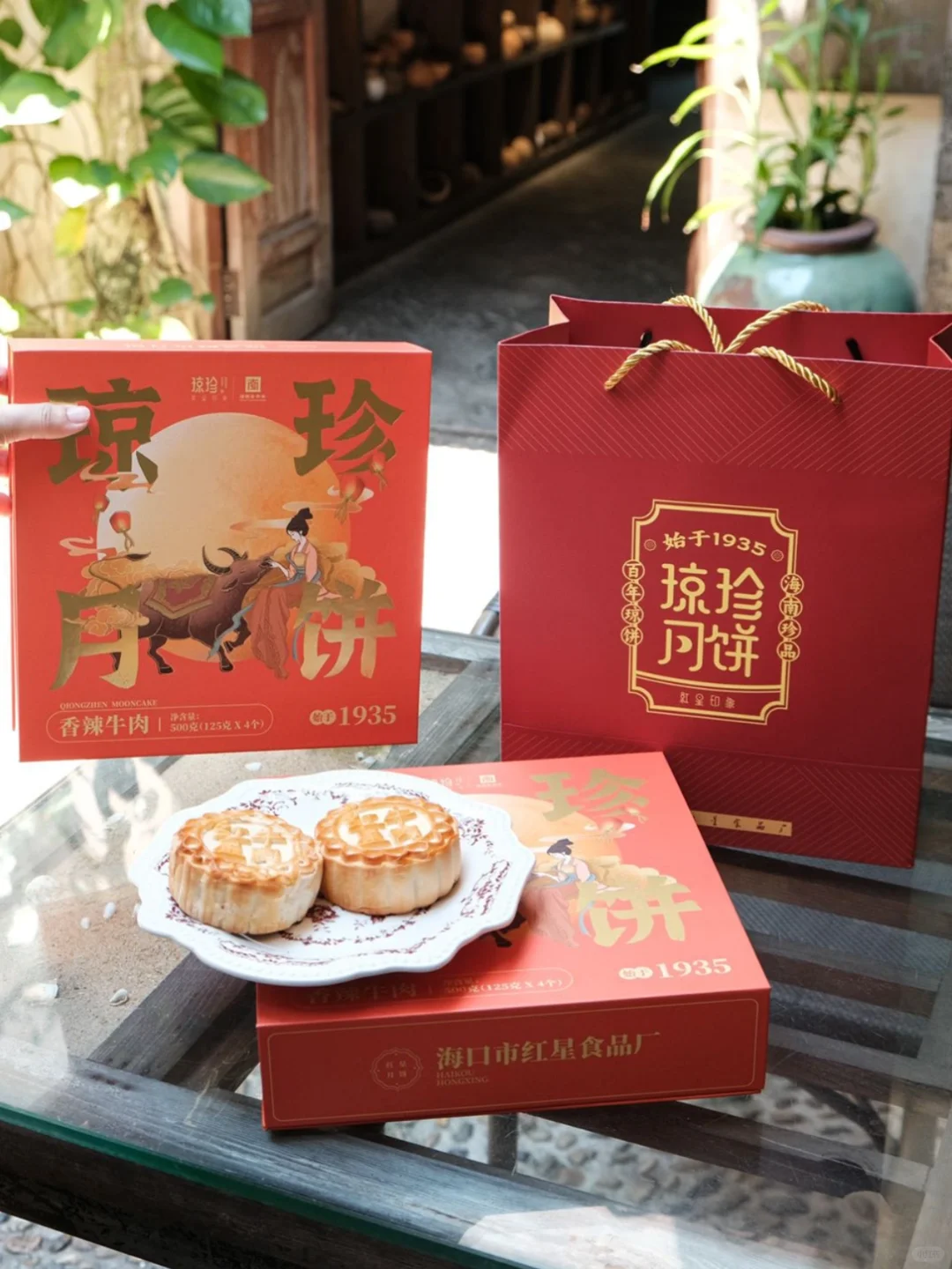 我妈妈说不带红星月饼别回家….无法超越的。。