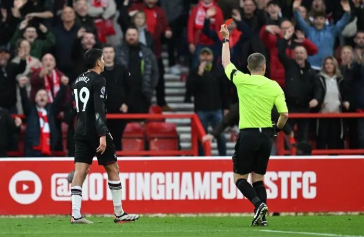 英超第10轮，十人西汉姆0-3不敌诺丁汉森林，西汉姆后腰阿尔瓦雷斯在上半场补时吃