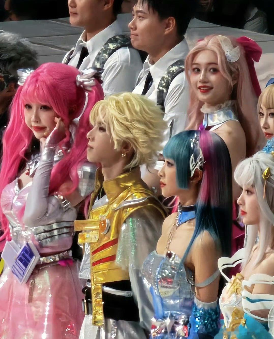 虞书欣到底几时可以放弃这个比心的手势和不自然的表情…华晨宇宋茜田曦薇虽然cos的