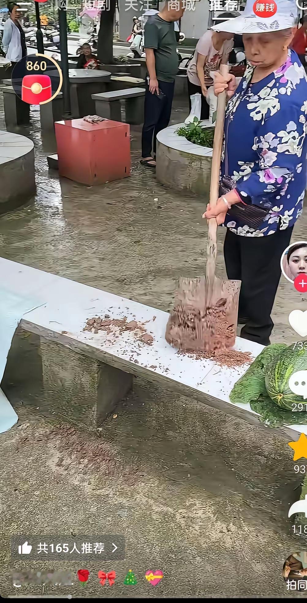 好好的公共椅子，瞬间铺满泥土，别人根本没法坐。来来往往不少路人看见了，大家只是多