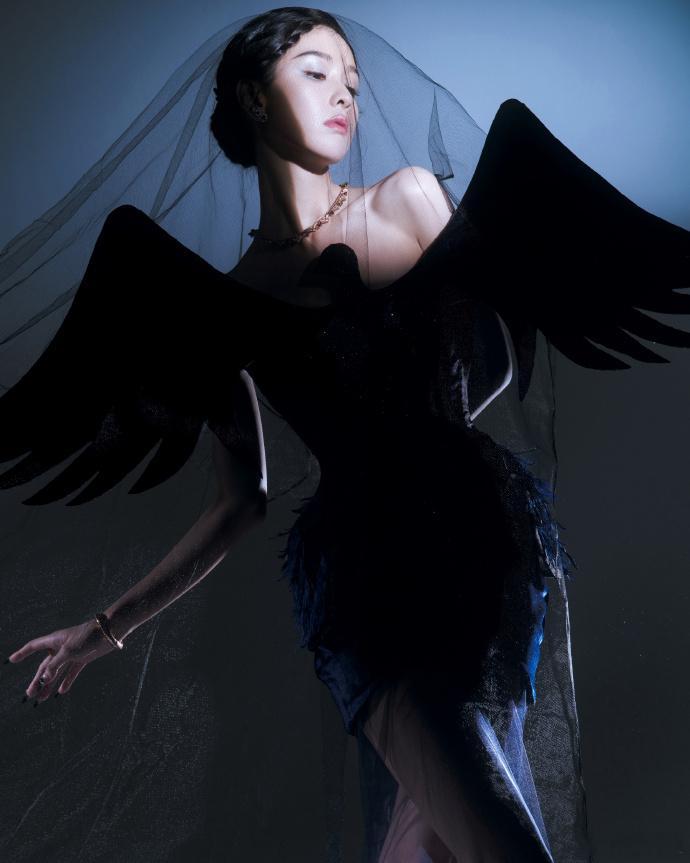 陈都灵黑天鹅女神陈都灵高贵又优雅的黑天鹅 ​​​终于懂黑天鹅女神是什么样子，陈都