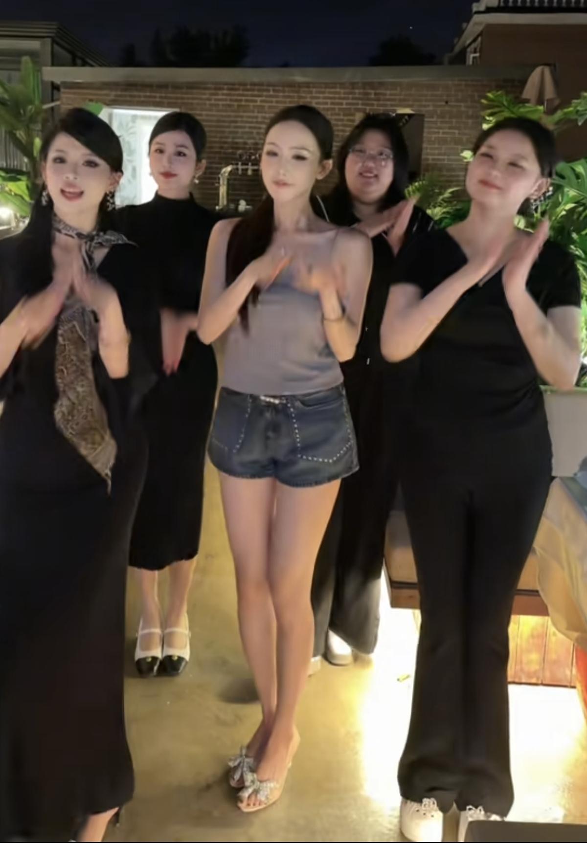 挑个大的选！葫芦女团亮相，最受青睐的是乔九！
虽说王姐的缺席让葫芦女团的这段舞蹈
