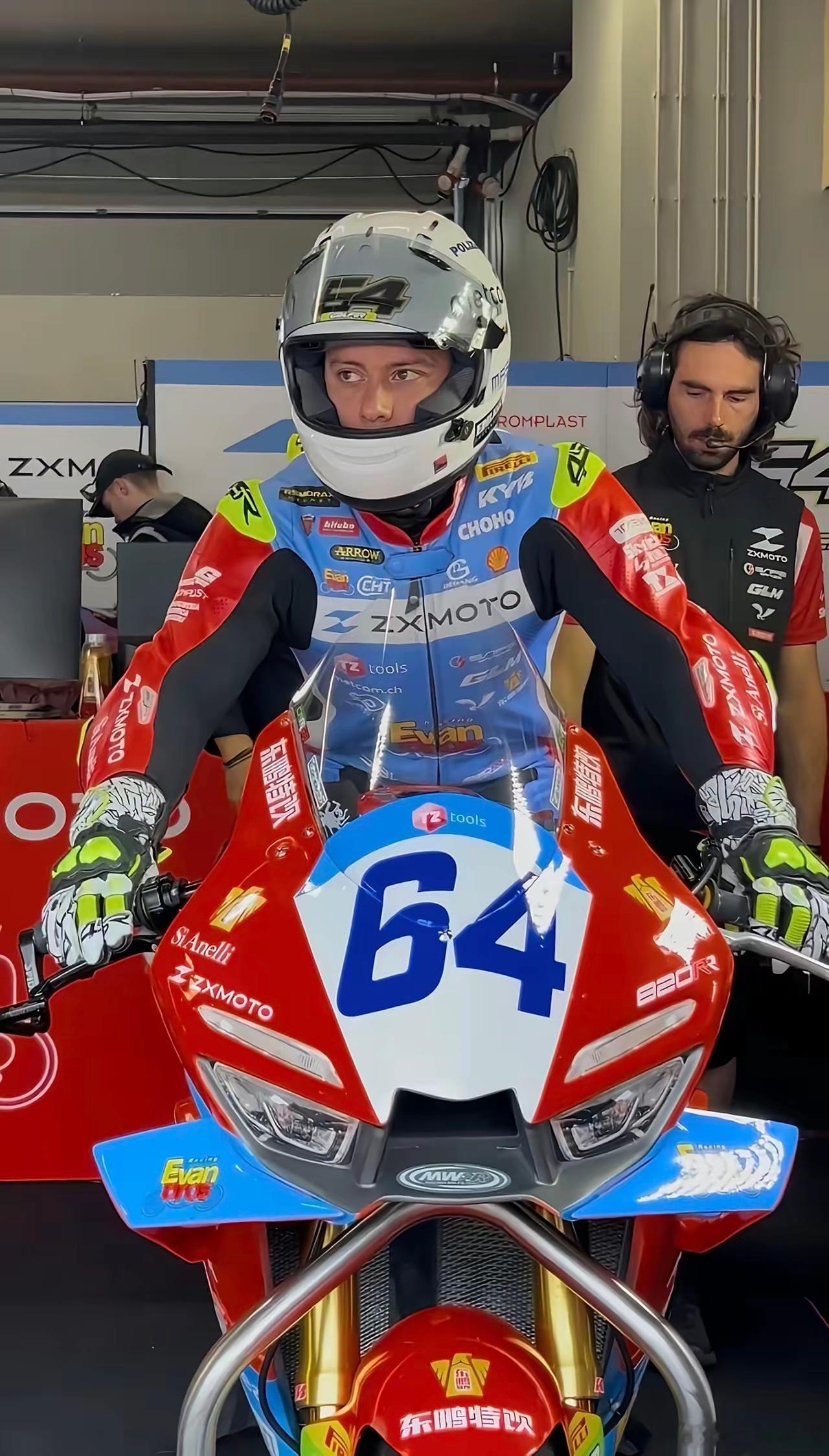 张雪机车64号摔了几次，排名几乎垫底，你们说64号的作用到底是什么？看完一位网友