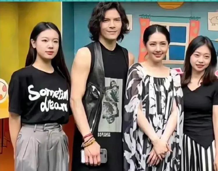 郭碧婷已经怀孕了三个孩子，她的孕肚已经变得明显可见。她的决定让人觉得她非常聪明，