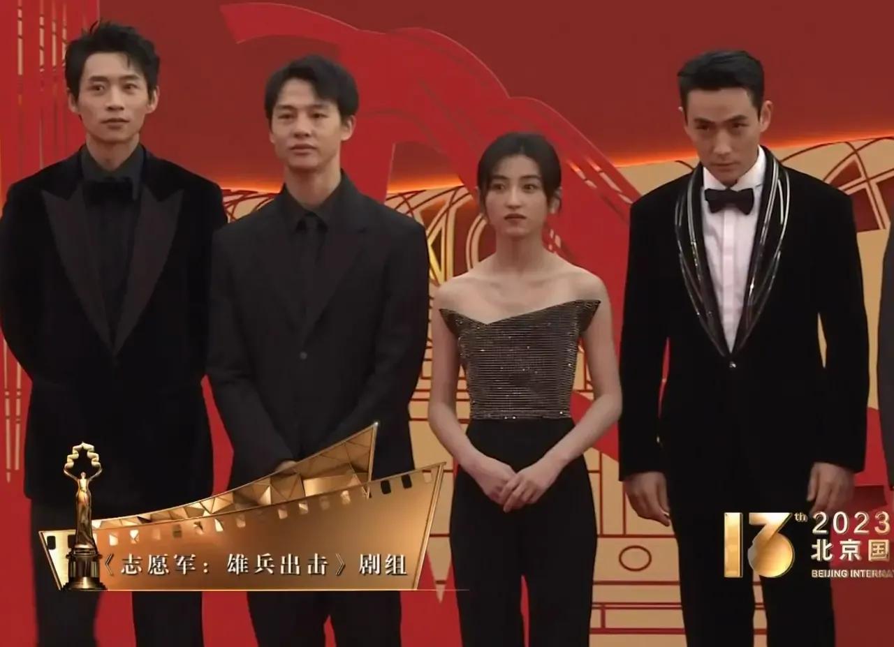 张子枫可能不到160吧？她和177的男演员站在一起都矮大半个头。

张子枫是北影