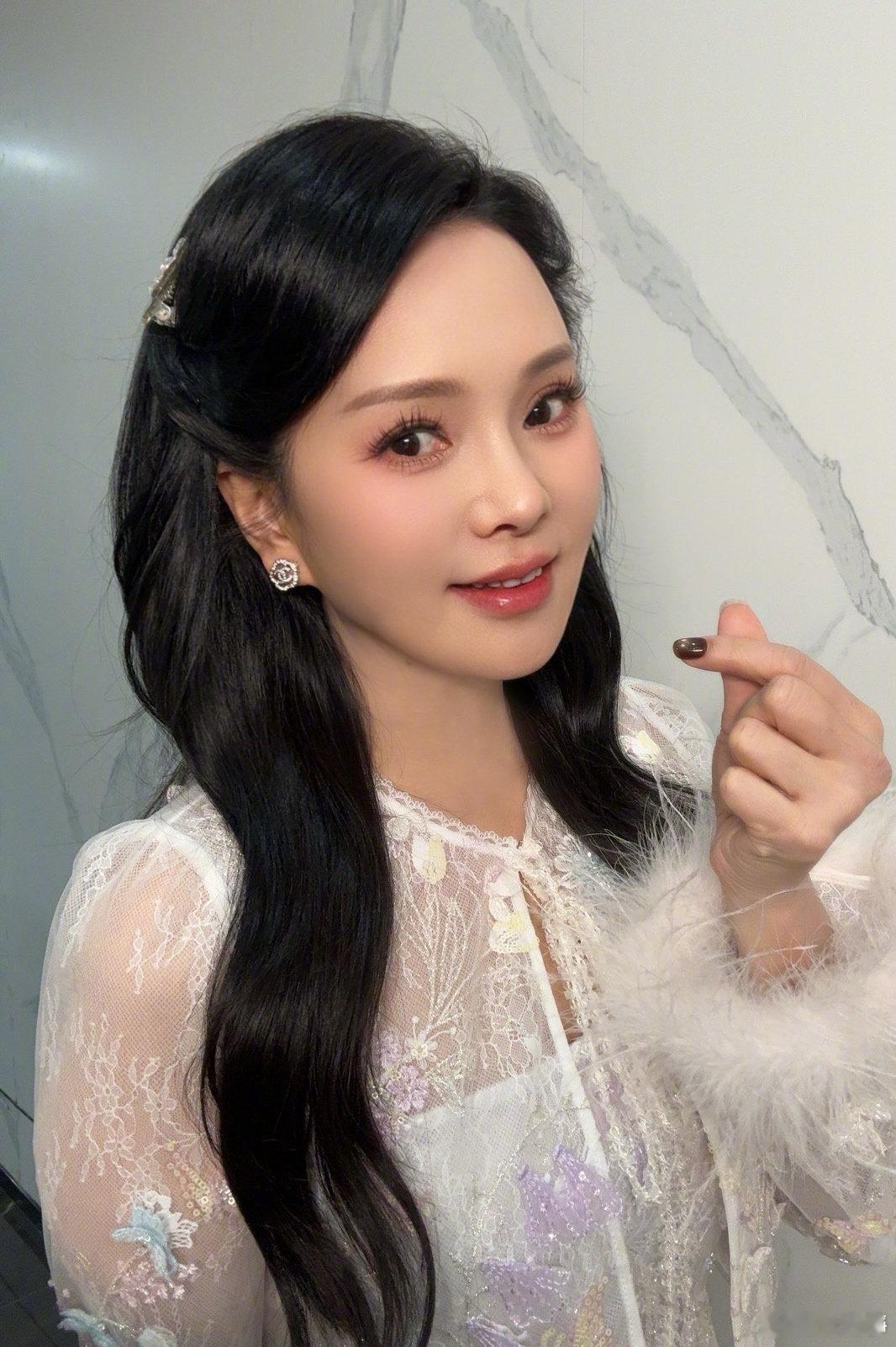 伊能静说健康的婚姻关系不是贬低我们的爸爸 从争议中走出来的伊能静，把婚姻经营成了