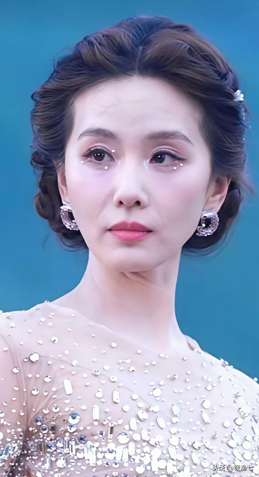 刘诗诗老的开始明显了
作为5月29号VOGUE盛典活动压轴出场的刘诗诗，39岁的