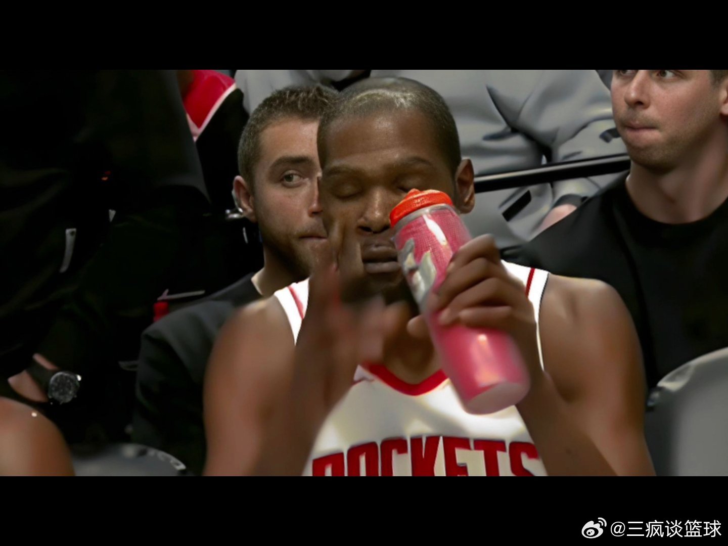杜兰特怒摔会不会摔掉火箭生涯昨天火箭第四节被开拓者逆转，火箭再次不敌开拓者，让杜
