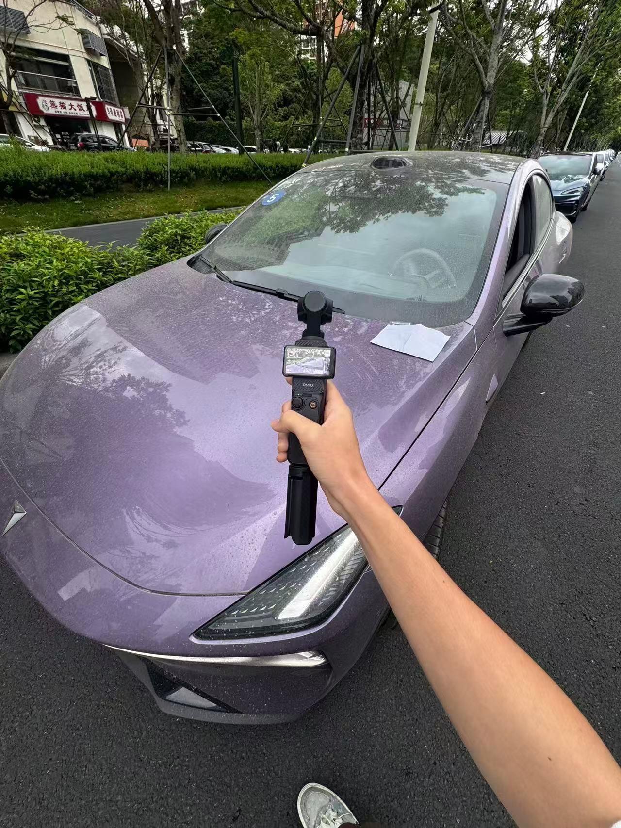 这个车的还有尾翼啊，很帅，这台车明天洗车开上我心爱的小车车，我就是街上最亮的仔 