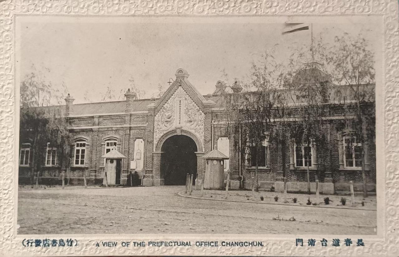 长春旧影
另一组长春旧影，署名竹岛书铺发行，表现上世纪二十年代左右的长春情境。本