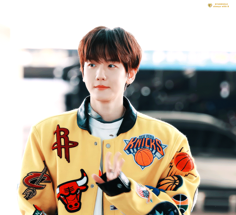#边伯贤机场#这谁知道今年是2024还是2014啊！哥真的不是刚出道的亚子吗？帅
