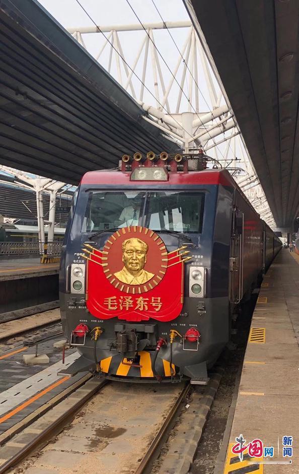 “毛泽东号”司机每日必做的仪式，是亲手擦拭机车头上的金色主席像。从第十二任司机长