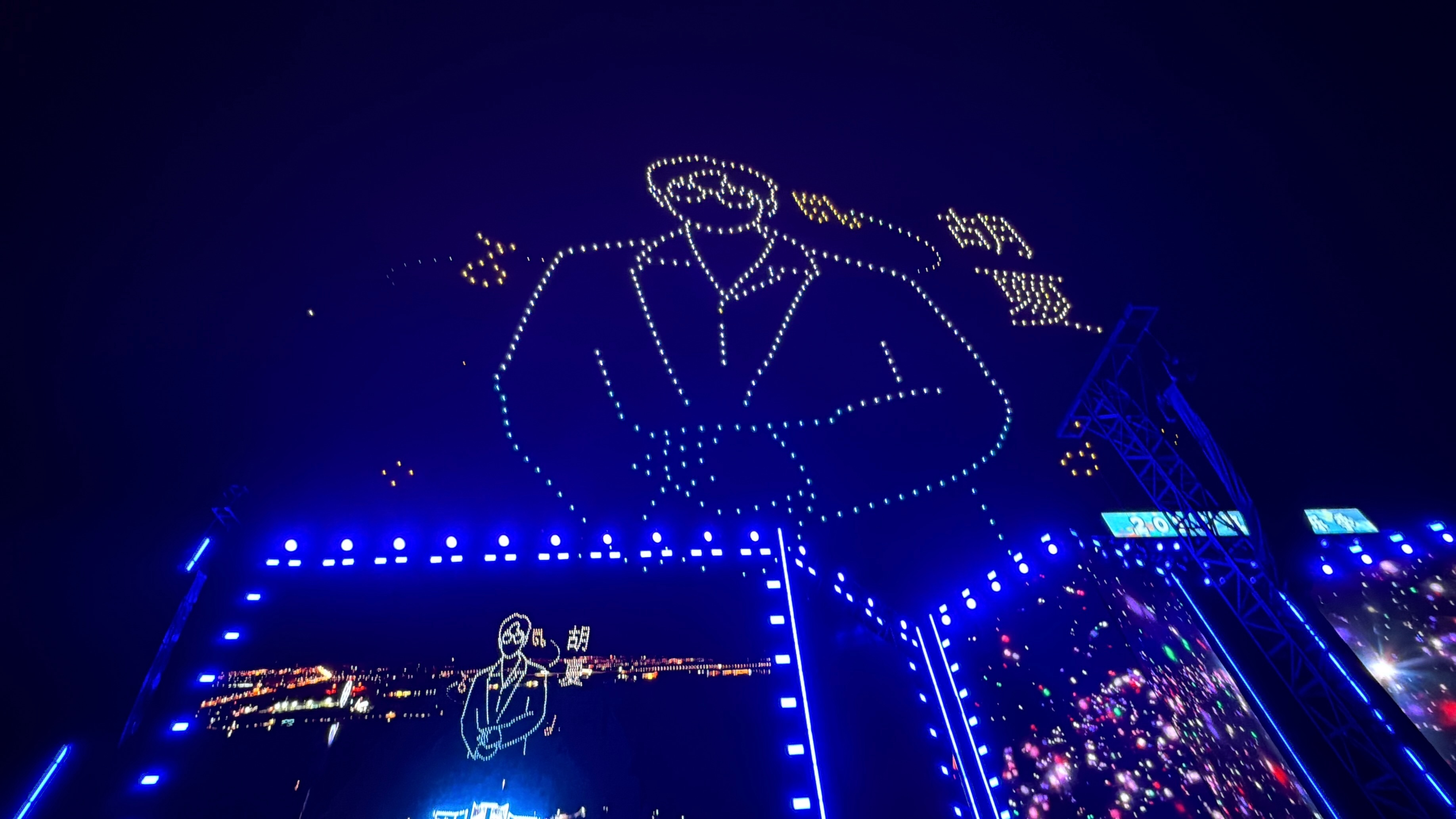 为了赶上热爱的音乐节有多拼 就为张信哲、胡夏那几首歌，杭州这俩姐们儿20小时极限