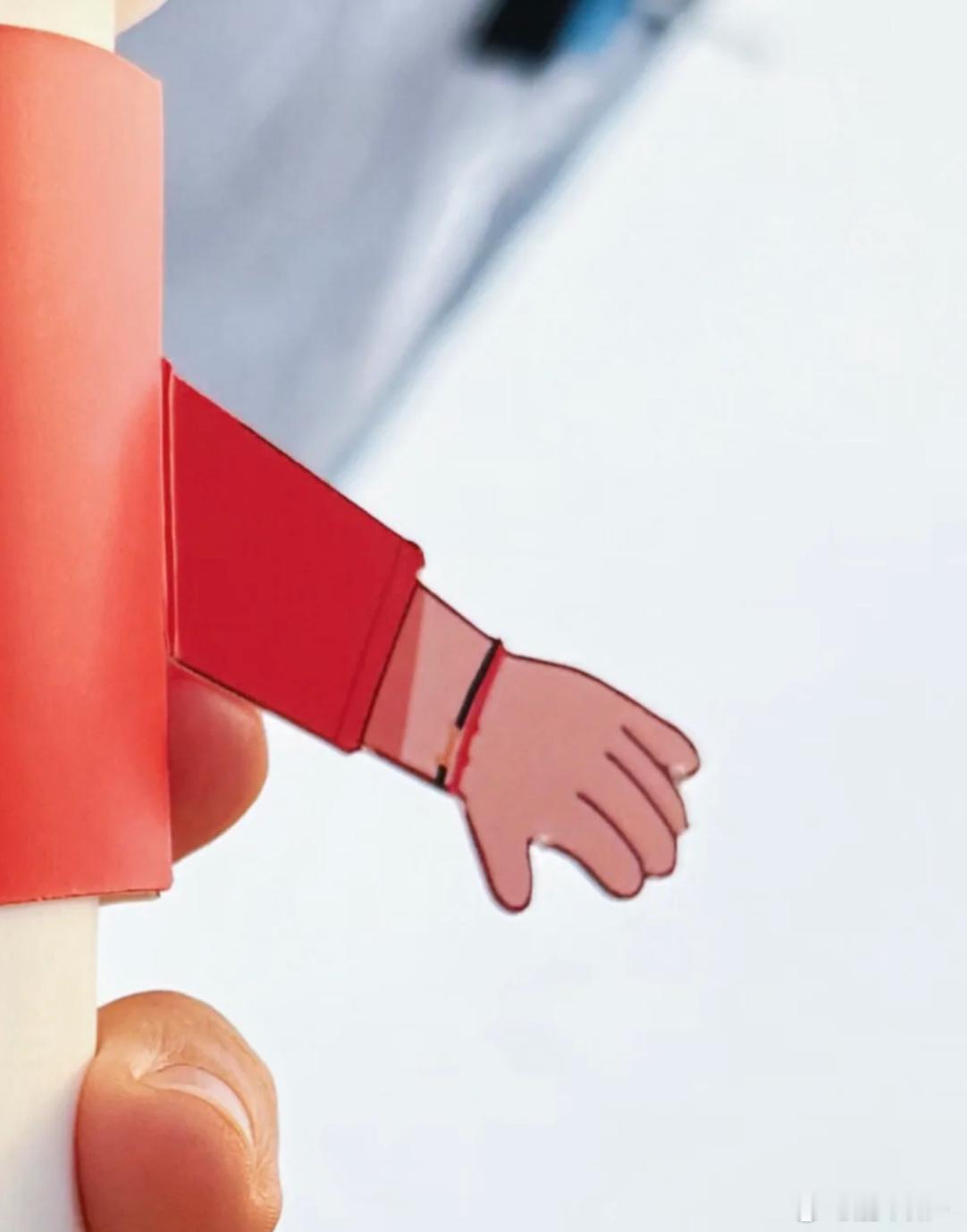 这个杯套还还原了莎莎的手链，小胖手小手链可爱嘞 