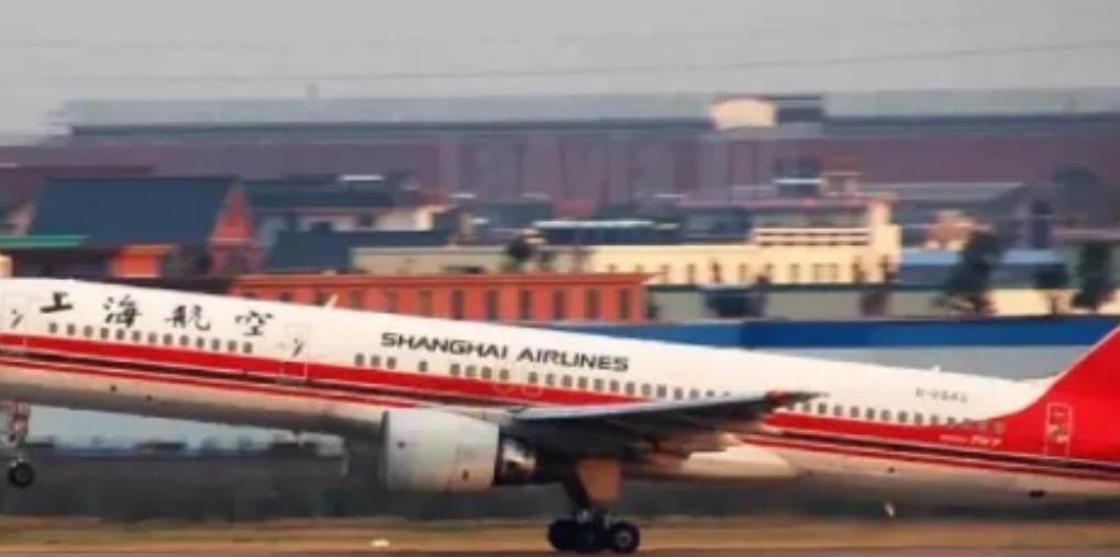 2000年，一中学生乘机去上海，坐在窗边的他，却发现机翼有个小豁口！更要命的是，