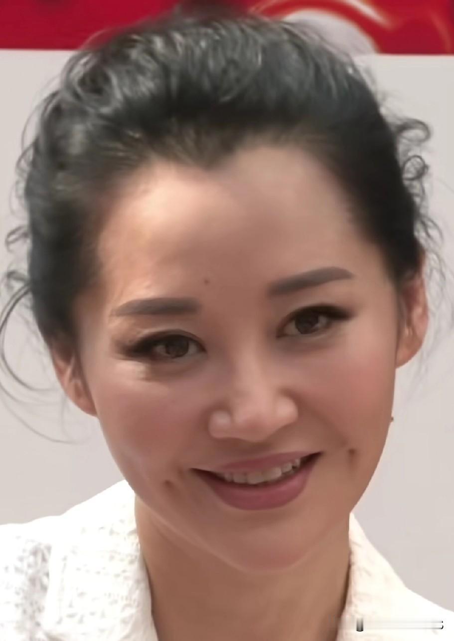 咱就是说，许晴这状态也太绝了！五六十岁的人了，不靠硬凹也不过度医美，就是那种很自