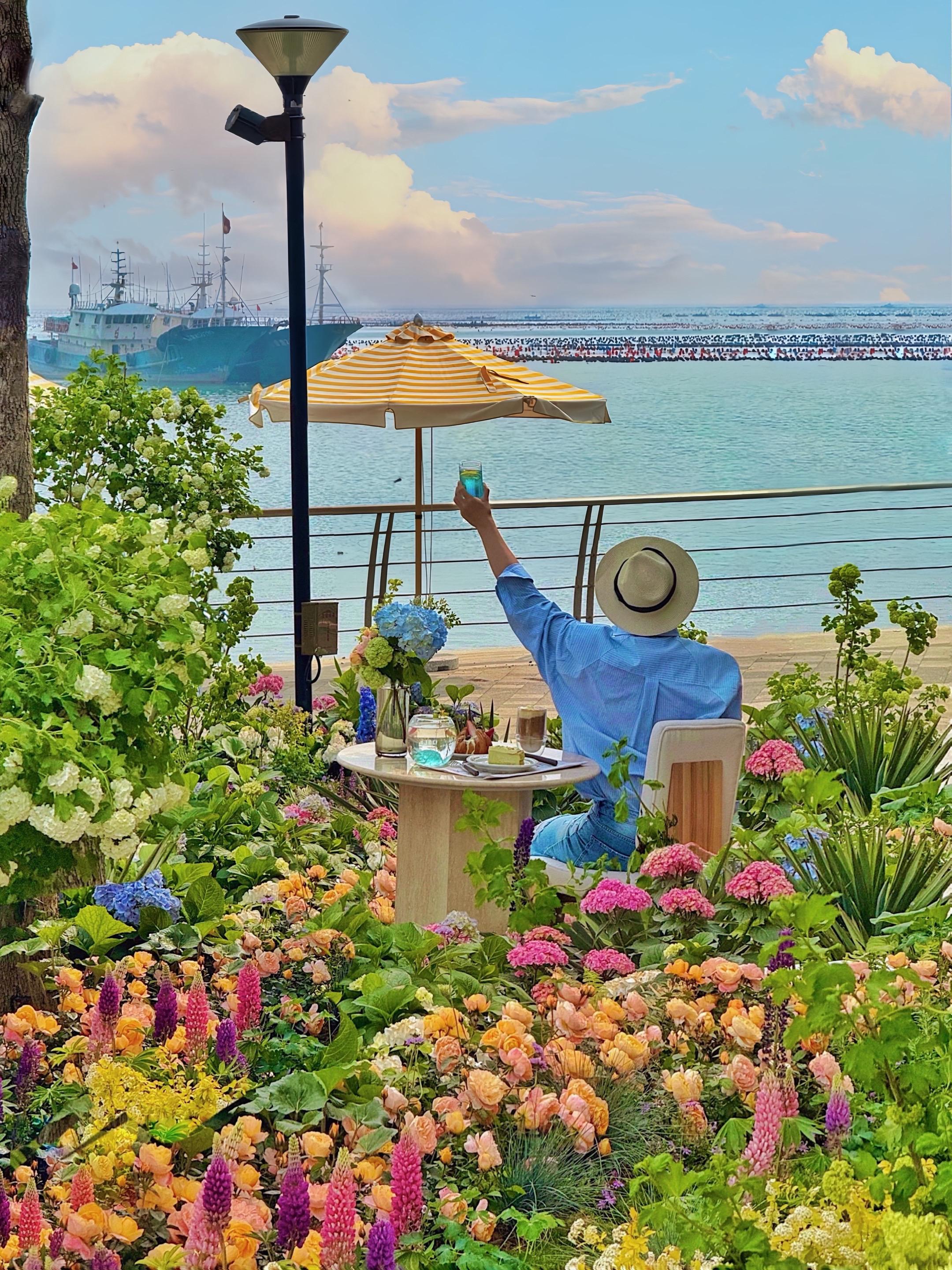 在威海‼️海边的梦幻莫奈花园☕🌸🫧。麻烦来一杯咖啡☕️ 去咖加花?...