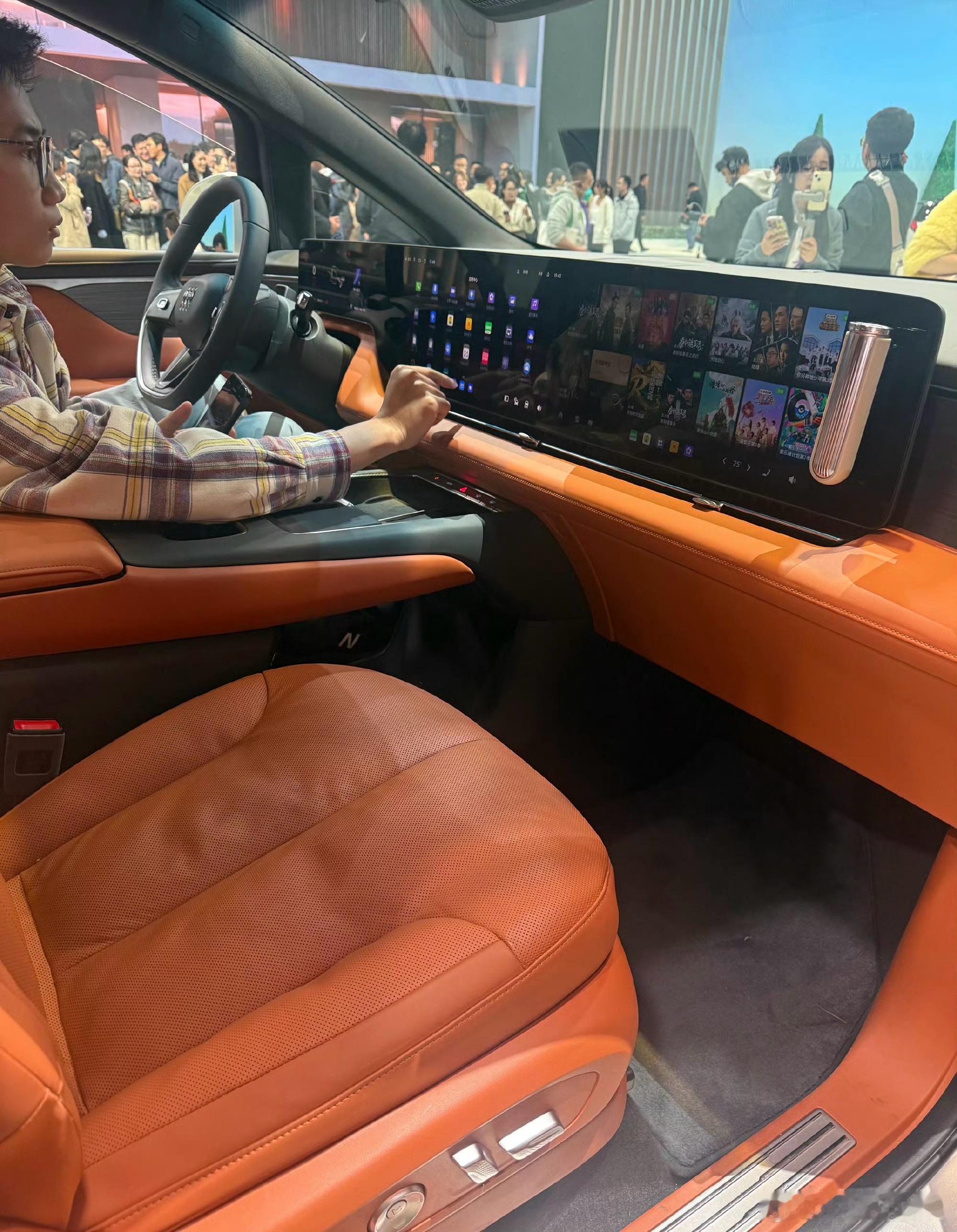 不懂就问，屏幕最右边上是装了一个把手吗？