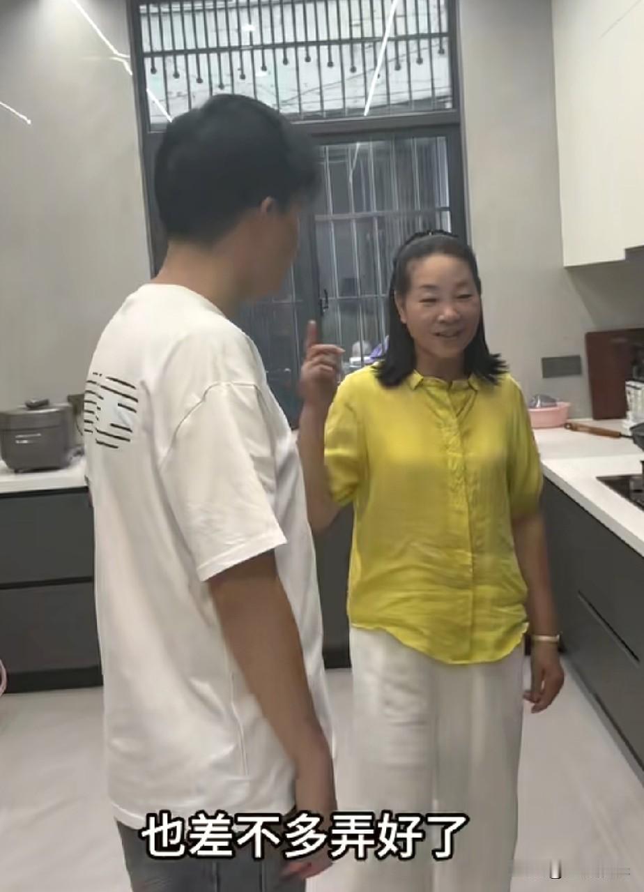 厉妈说，金牌你以后不用去羡慕别人，你也有漂亮的房子。
 
金牌回去看望大伯、伯母