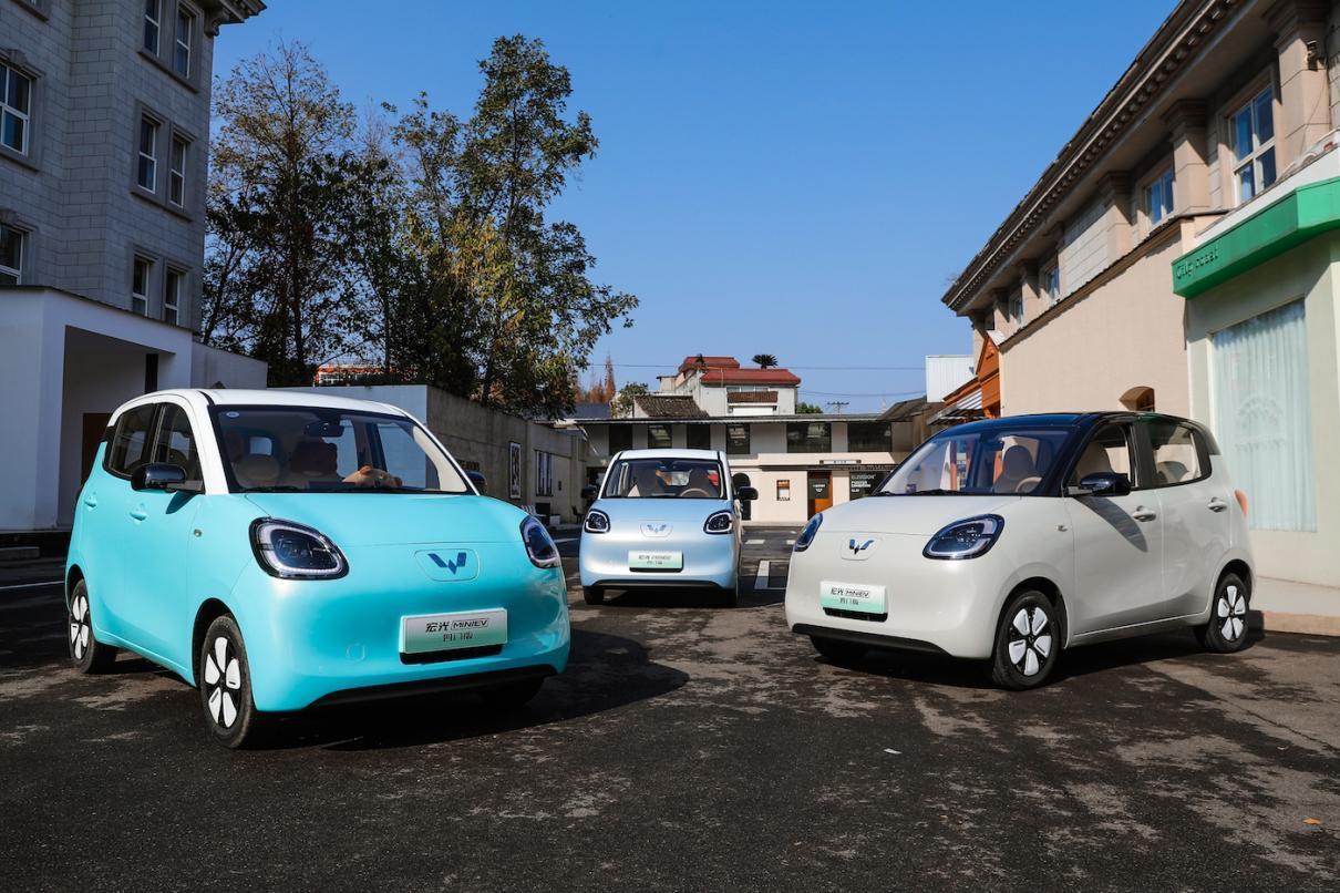 11月首周销量25845台还不够？宏光MINIEV四门版长续航5.58万上市，置
