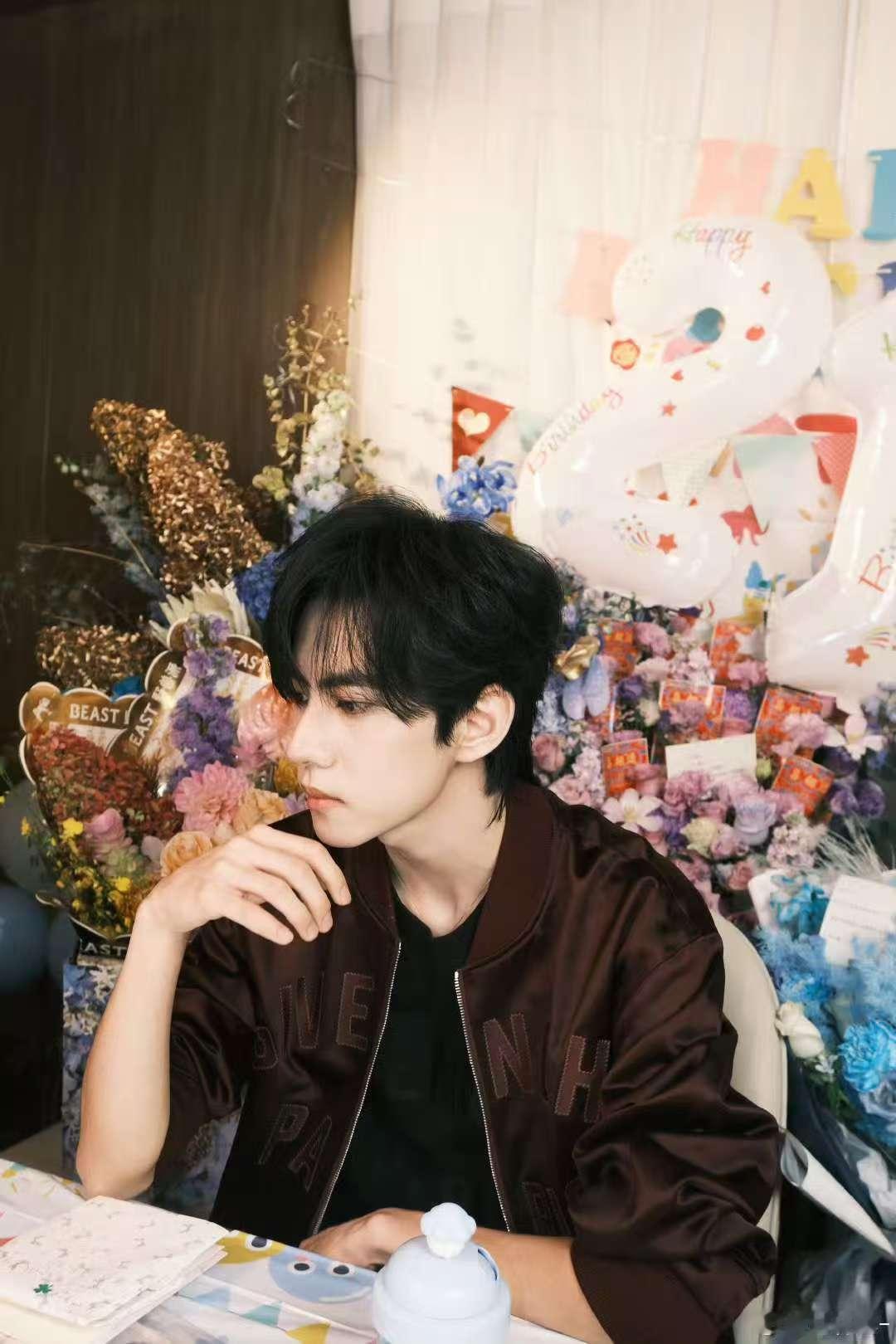 刘轩丞生日晒照刘轩丞答应你们的都会做到的刘轩丞生日晒照 热烈的21岁！ ​​​