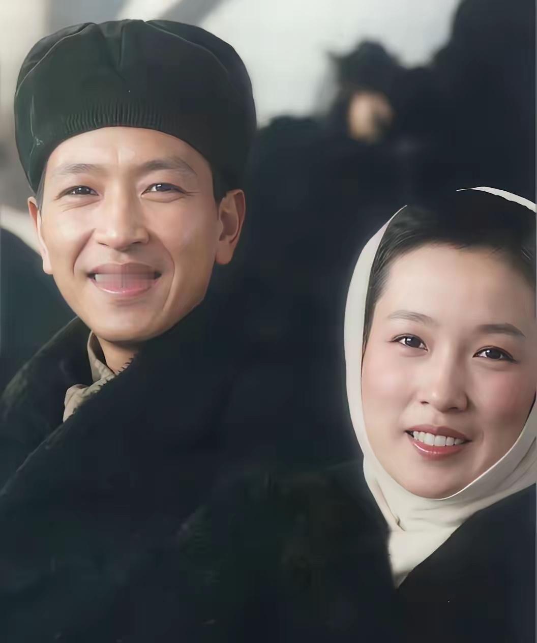 1951年，耿飚与妻子赵兰香留下珍贵留影。昔日戎马一生的战将，响应中央号召，转型