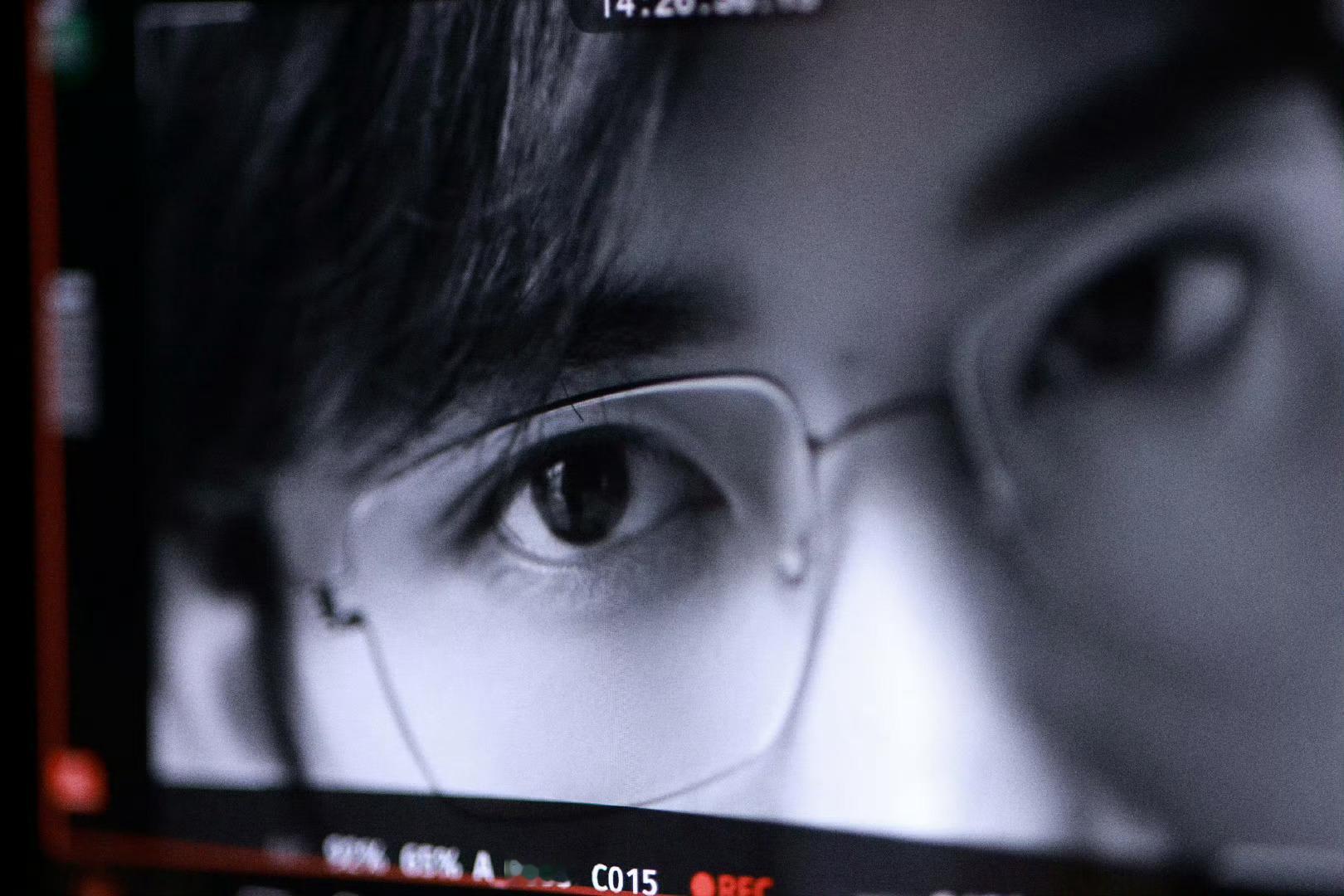 演绎，琢磨，不暇停留，去往未来。#易烊千玺不暇停留去往未来##易烊千玺细框墨镜#