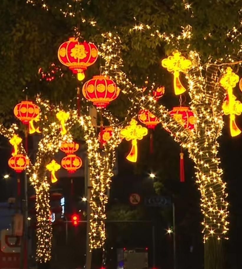 上海方松街道灯光璀璨，年味十足。以诗赞曰:
 
其一（七言绝句·古韵流光）
 