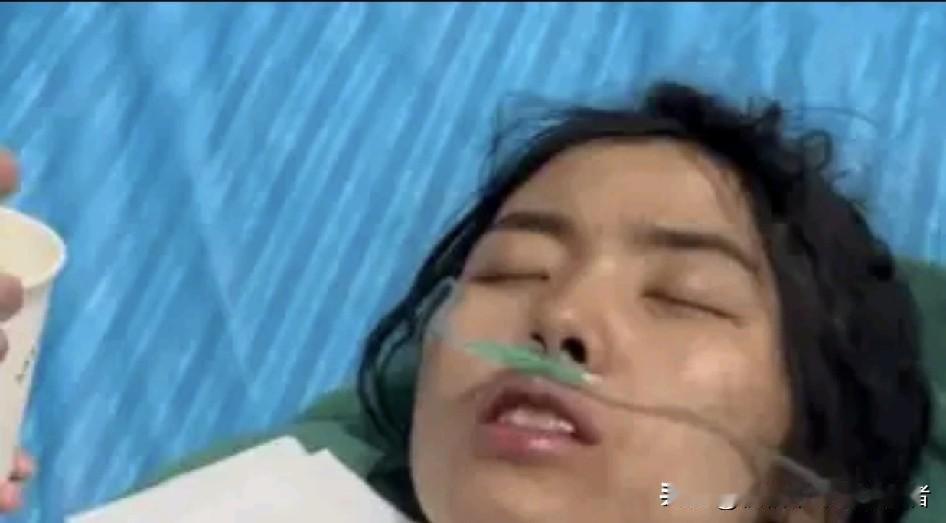 好心疼“冷美人”，看到她躺在病床上我泪目了！
11月14日，荒野求生唯一女选手“