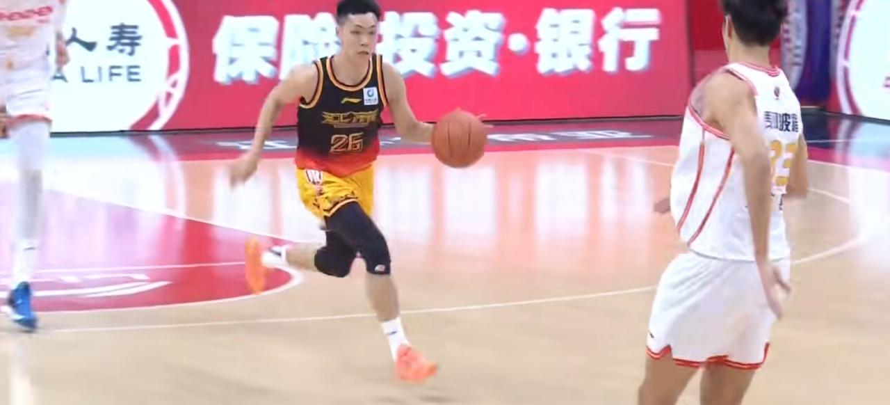 郭昊文、贺希宁、庞峥麟应该入选国家队。
郭昊文（场均21分2.9板5.9助攻，投