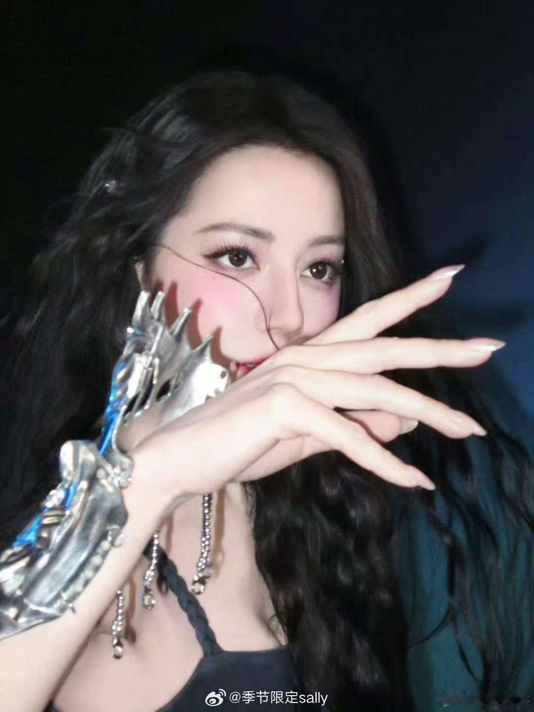 迪丽热巴为女主持人打伞，不错，