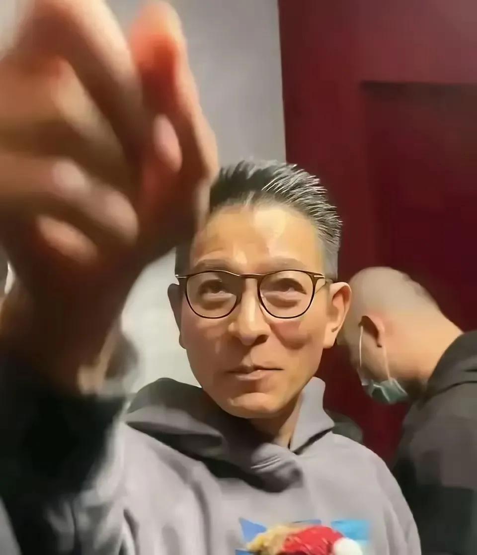 刘德华老师不美颜不医美展现真实的自我，刘德华在朴素的生活中，为我们体现了回归自然