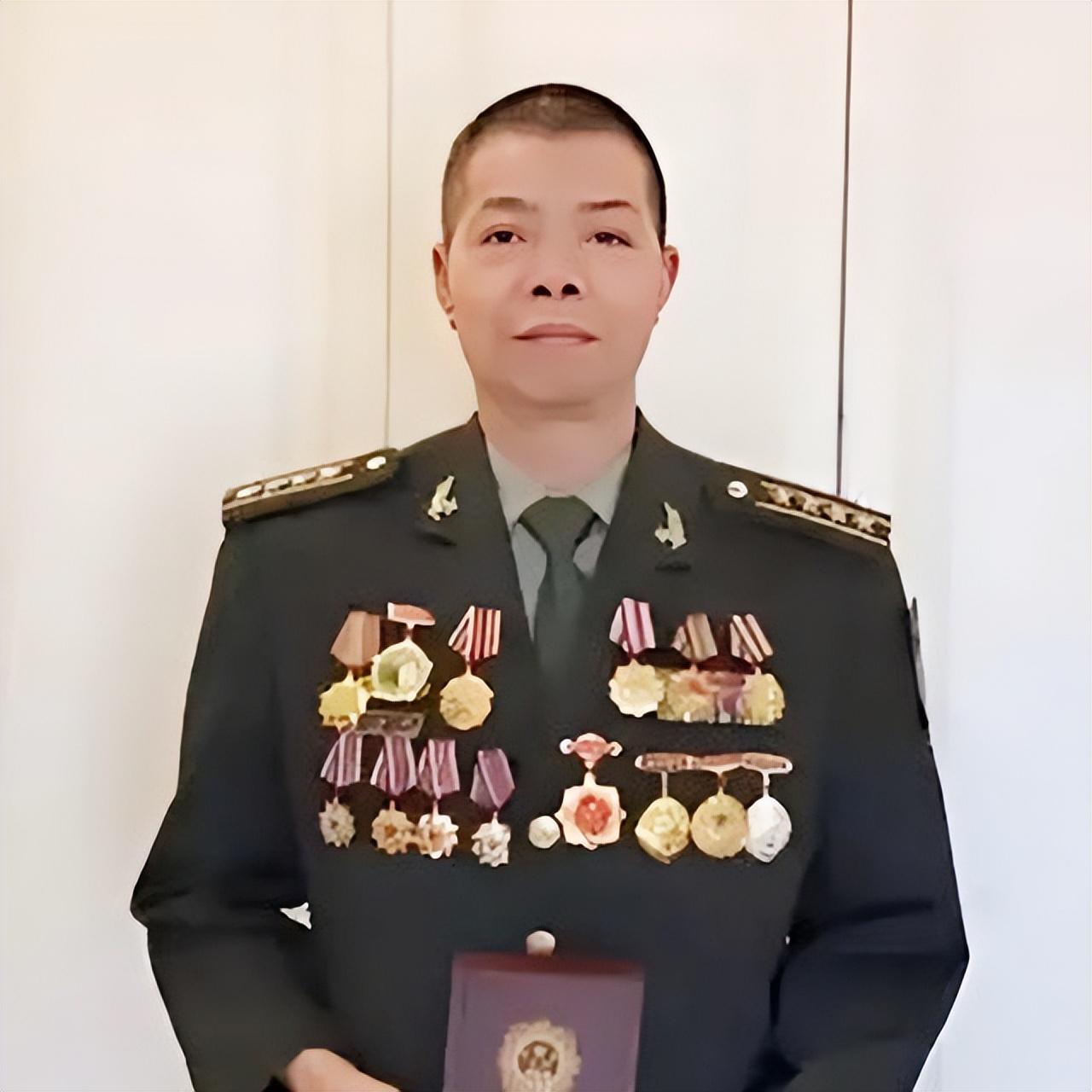 1985年，我军一侦察兵过境侦察，不料和巡逻越军迎面撞上，敌人认出他后，朝他开了