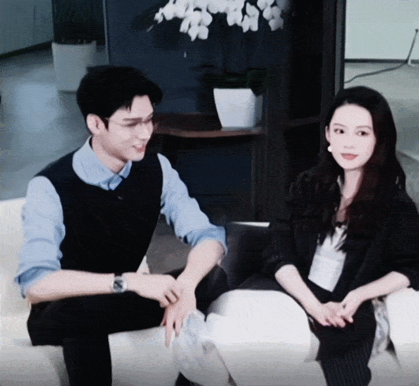 谁给龚俊李沁递高干文的本子龚俊和李沁同框，太像高干文男女主了！一个矜贵一个清冷，