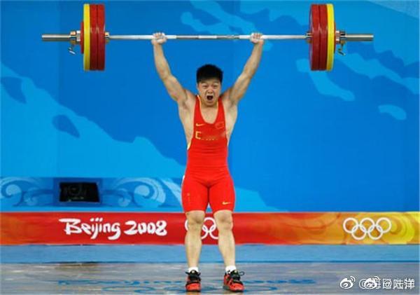 我还能比较清晰记得中国第一位90后奥运冠军是08北奥的“小龙”龙清泉，而第一位0