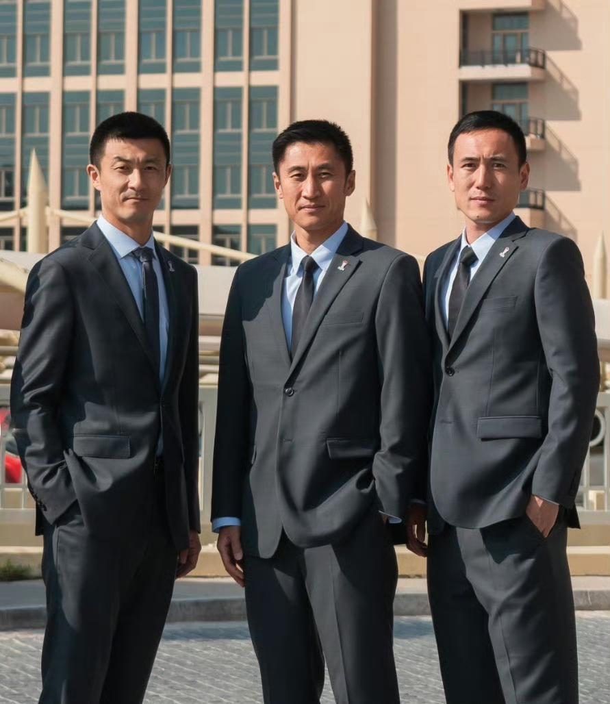 马宁：傅明，看到名单了吗？咱仨真要一起去美加墨了！这次我可是以主裁判的身份，不再