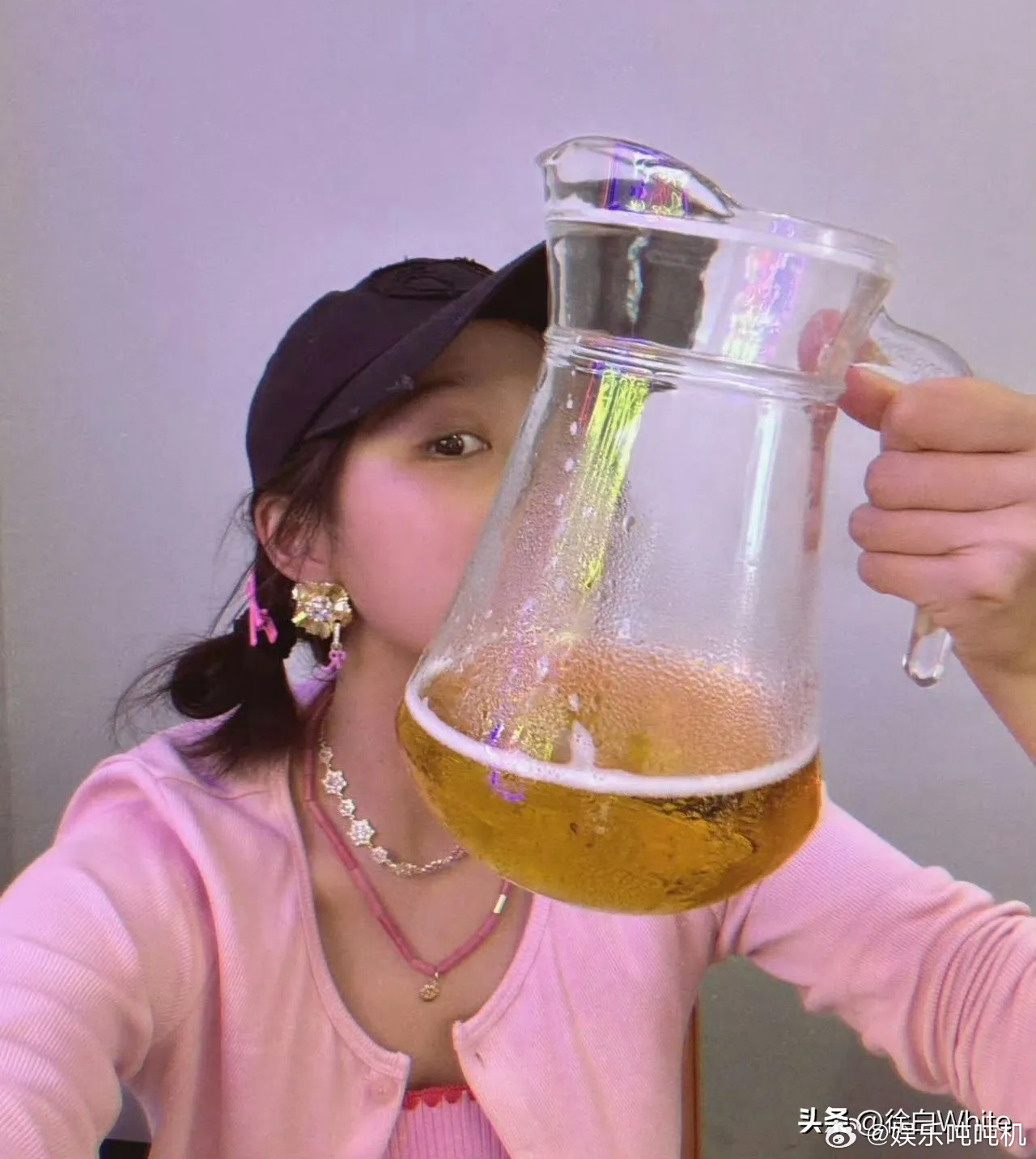 关晓彤半夜喝酒发朋友圈在最新一期的《王牌对王牌》中，沈腾调侃关晓彤半夜喝酒发朋友