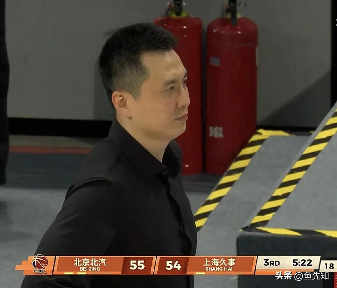 卢伟临危不乱，超级变阵，洛夫顿打五号位，上海队从第二节落后20分，到第三节结束已