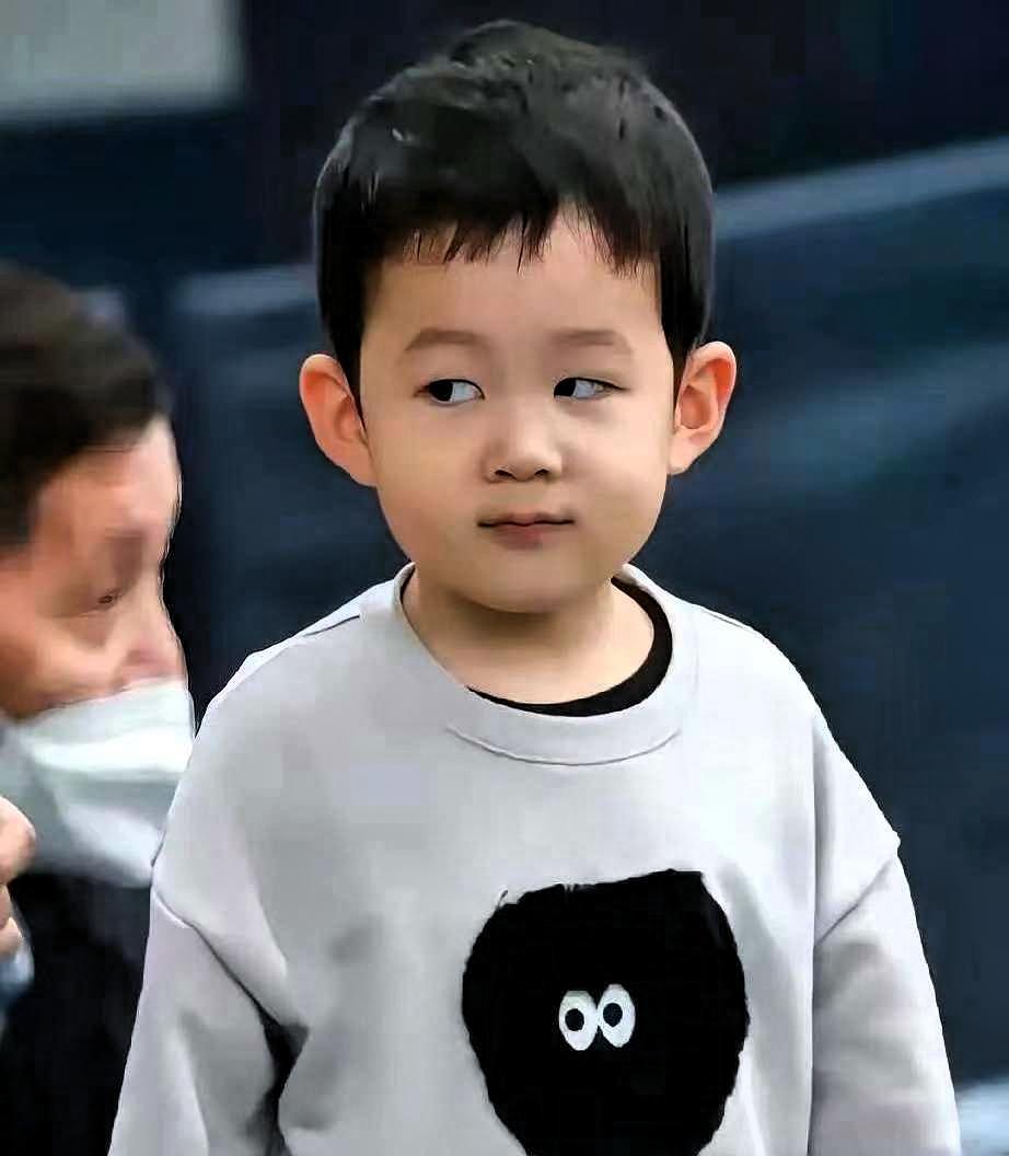 杀人诛心，莫过于此。
许昕在场上跟马龙拼个你死我活，场下亲儿子扯着嗓子喊：马龙加