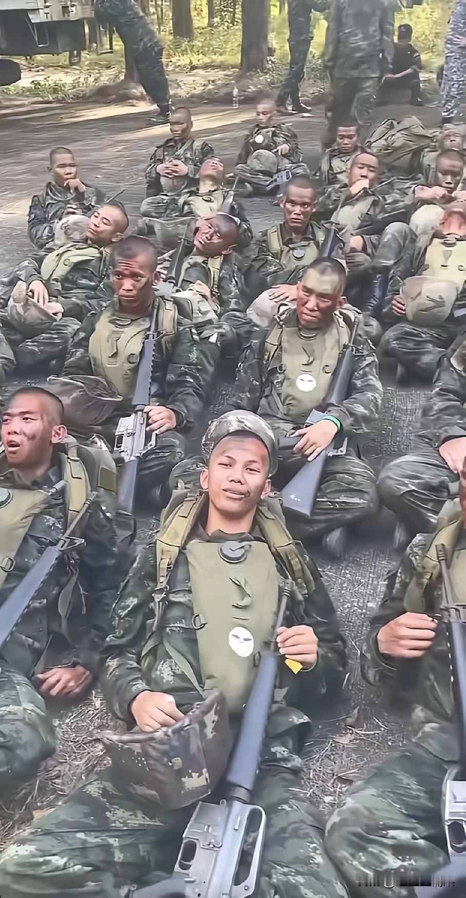 正在休息的一些泰国军队士兵

这些泰国士兵皮肤黝黑，五官粗犷，面容看起来比较凶狠