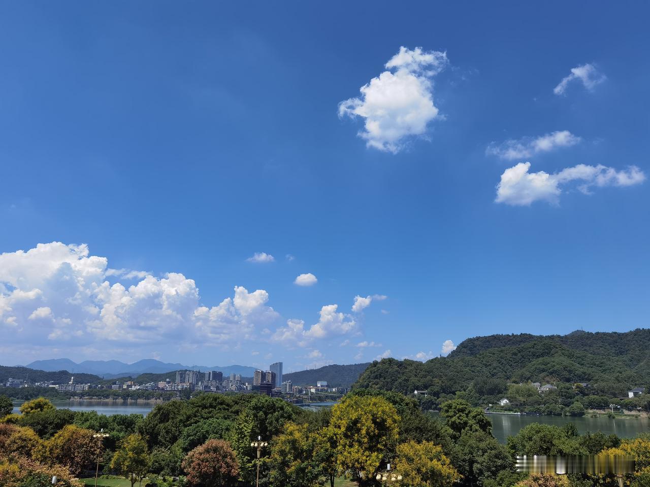 “年年岁岁花相似，岁岁年年人不同。”岁月虽然无情地在我们脸上刻下了痕迹，但也赋予