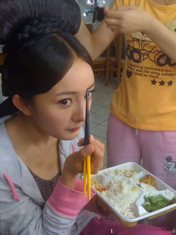 杨幂  还真以为杨幂在画眉