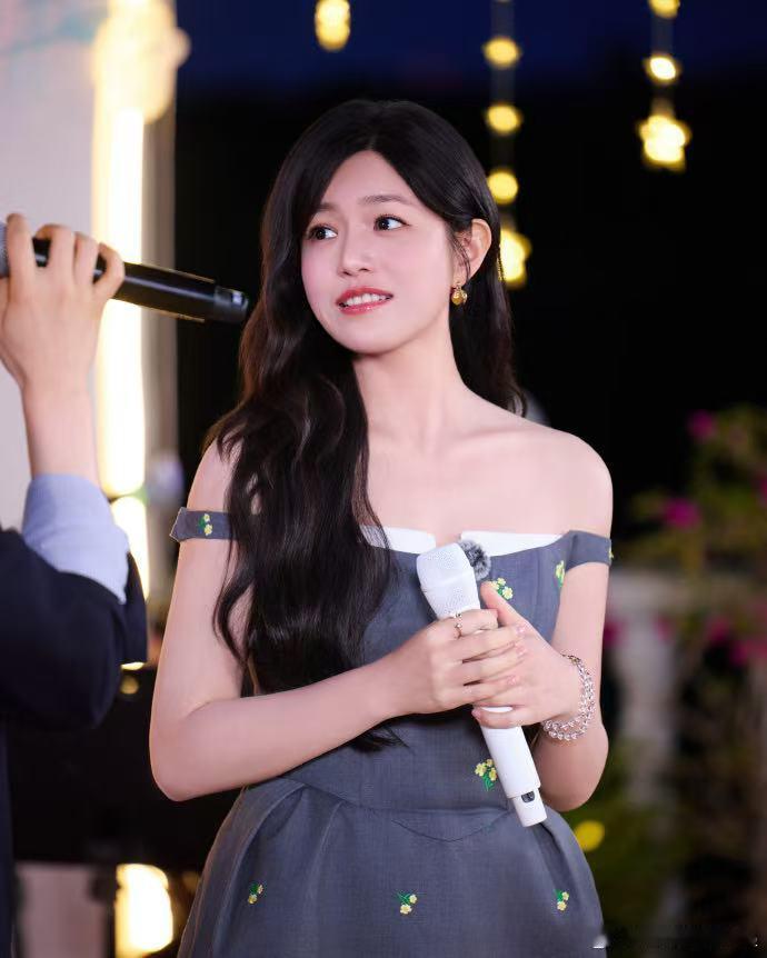 她唱歌的时候眉眼弯弯的样子真的太美了！声音温柔又有力量，听完整个人都被治愈了。 