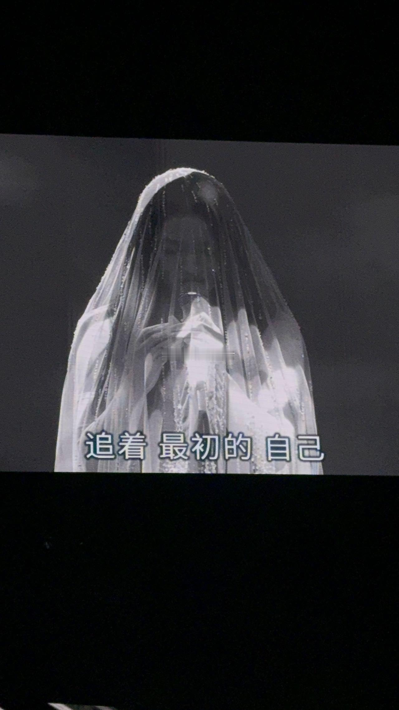 单依纯演唱会舞美是万花筒 舞台设计温柔又梦幻，各种色彩光影无缝切换，灵动浪漫充满
